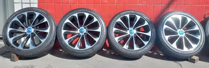 Rodas 17" com pneus 205/45 R17 furação 4x100