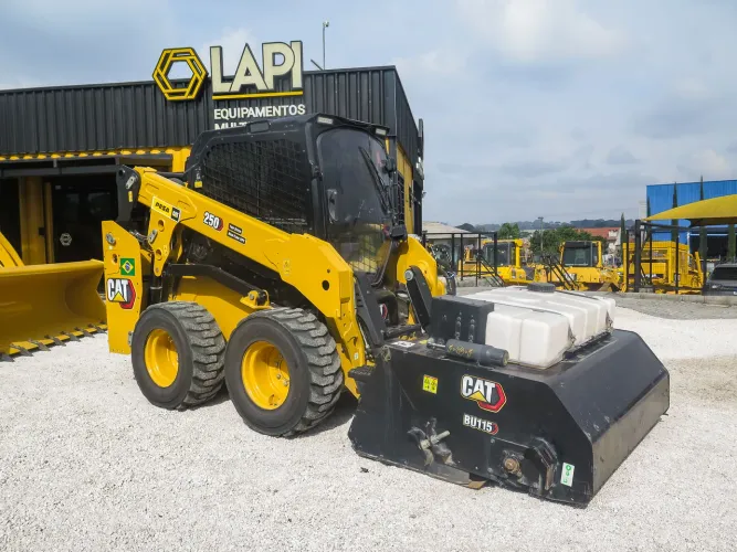 Mini carregadeira CATERPILLAR 250 2025 com 760h de operação