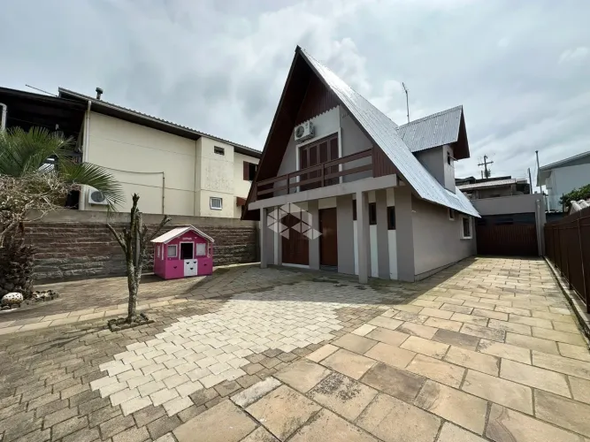 Casa com dois dormitórios no bairro Primeiro de Maio em Farroupilha