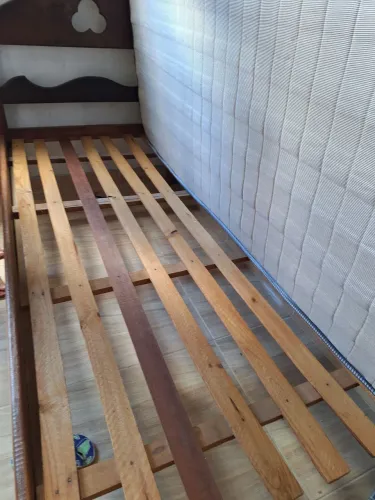 Cama solteiro de madeira - apenas cama com estrado