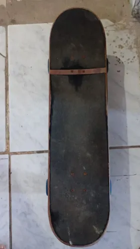 Vendo skate street com rodas de long e truck de 175mm