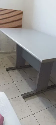 Mesa de madeira para escritório.