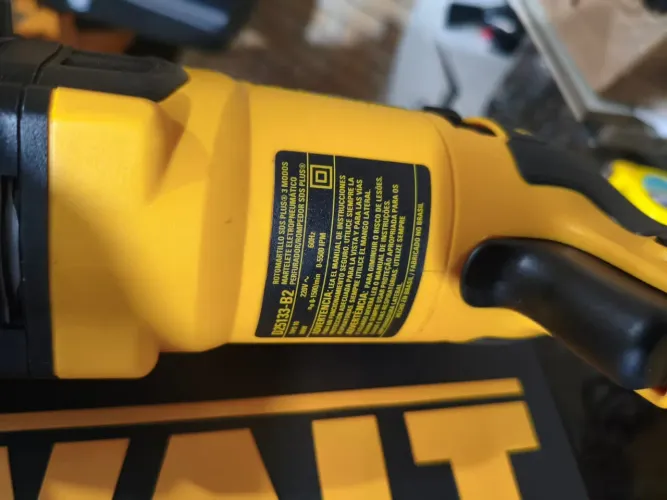 Martelete perfurador e rompedor DeWalt 800W encaixe SDS Plus, seminovo.