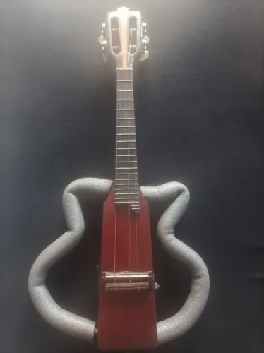 Cavaquinho elétrico vazado