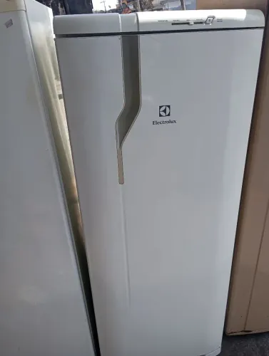 Geladeira Eletrolux 260 litros funcionando perfeitamente valor 750;00 ZAP *