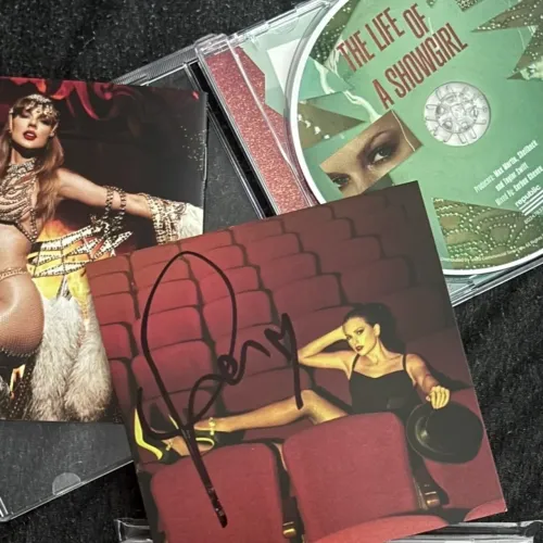 Taylor Swift - The Life Of a Showgirl + Card Autografado (CD)