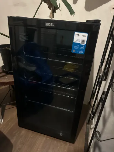 Refrigerador Frigobar Expositor Vertical EOS Eco Gelo 124L EEV120P Preto 220V