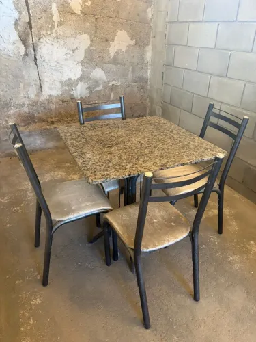 Mesa com 4 cadeiras