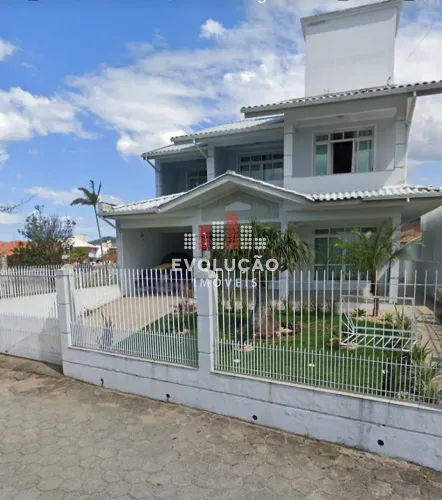 CASA 04 Quartos, 01 Suíte, 02 Vagas - Praia de Fora - Santa Catarina