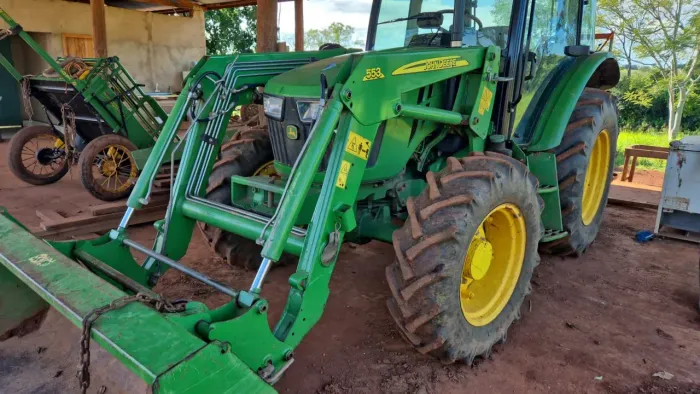 Trator John Deere 5080-E com conjunto de concha ano 2023