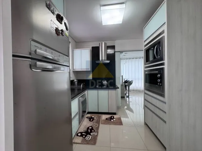 Apartamento mobiliado com 3 dormitórios e 2 vagas para locação anual no Centro de Balneári