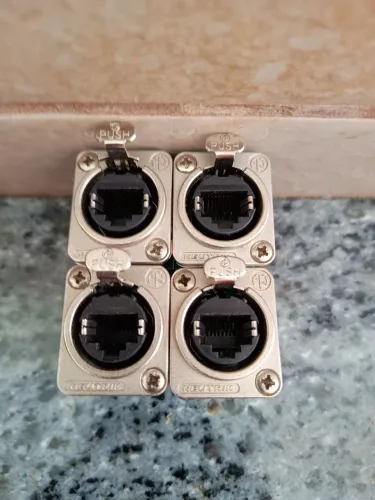Vendo 15 Conectores de chassi NE8FDP ethercon Neutrik RJ-45 Original. Valor unitário.