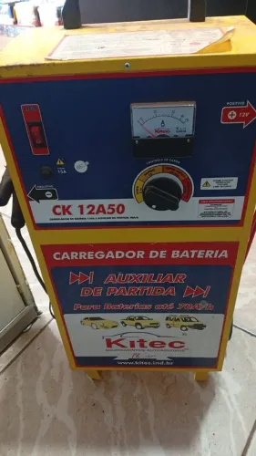 Carregador de bateria com auxiliar de partida