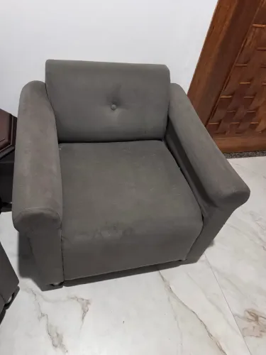 Duas poltronas cinza