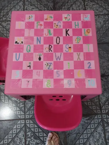 Mesa infantil com duas cadeiras, em ótimo estado de conservação.