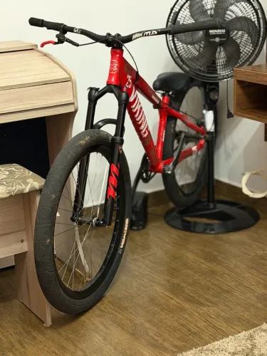 Suspensão manitou novinha ?