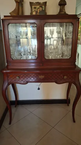 Cristaleira Clássica em Madeira Maciça - Elegância e Sofisticação