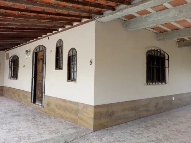 CASA GRANDE COM PISCINA E EDÍCULA.