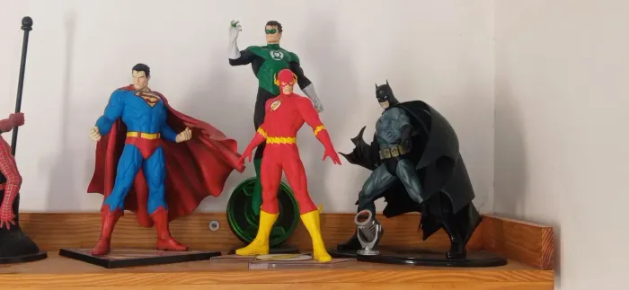 Coleção DC COMICS KOTOBUKIYA SCALA 1/6 SUPERMAN, LATERNA VERDE, BATMAN E FLASH