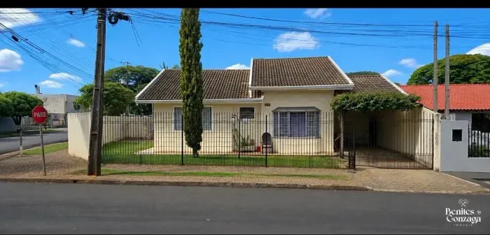 Linda casa á Venda, esquina comercial, com 3 quartos, no Conjunto Habitacional Requião IV,