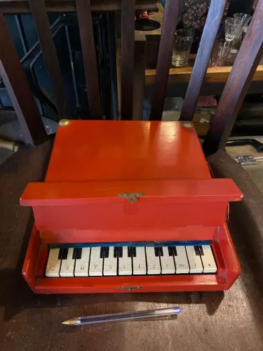 Antigo piano portátil em madeira década 50 (ref:303)