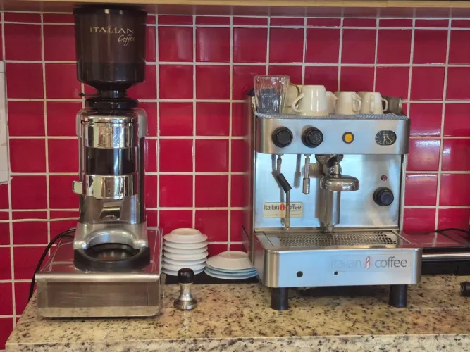 Vende máquina de café italian coffee + moinho