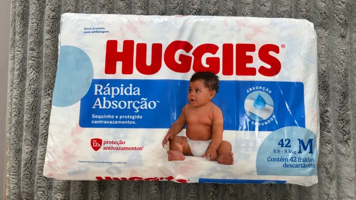 2 pacotes e meio fralda Huggies tamanho M