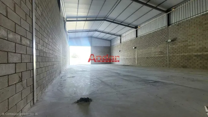 ? Galpão 410m² para Locação em Contagem | Pé Direito Alto e Porta 6x6m