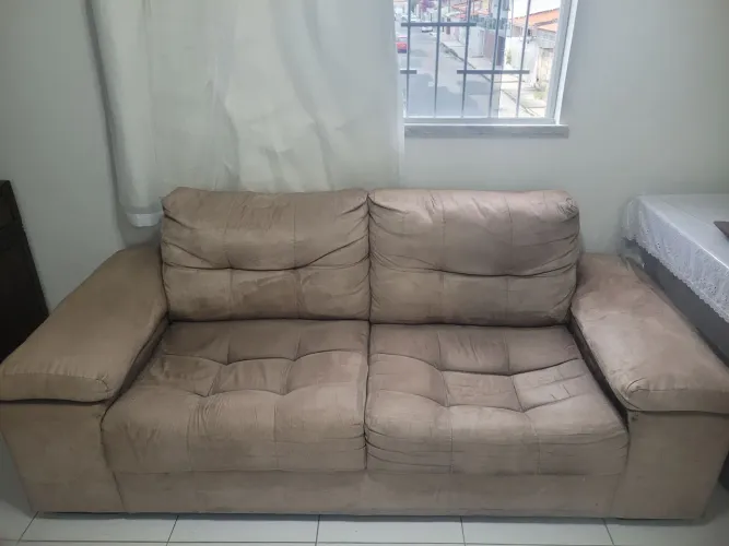 Sofá 3 lugares na cor cobre.