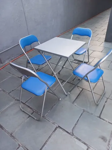 Conjunto de mesa com quatro cadeiras
