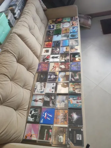 Coleção com 52 CDs internacionais de Rock anos 70-80