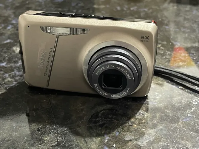 Câmera Digital Kodak EasyShare M550 12MP - Zoom Óptico 5x (Estilo Y2K / Retrô)