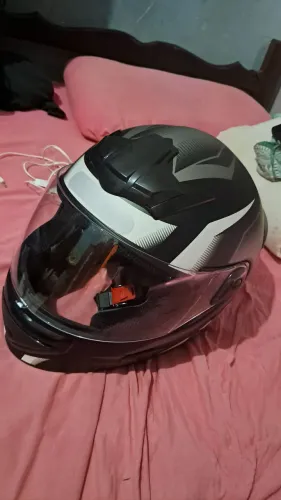 Capacete novo nunca foi usado, em perfeito estado, estou vendendo pois nao me serviu