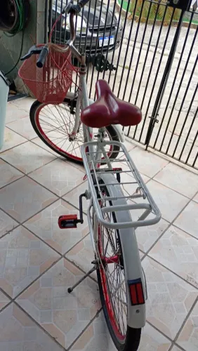 Vendo uma bicicleta muito boa pra anda só não tem marcha