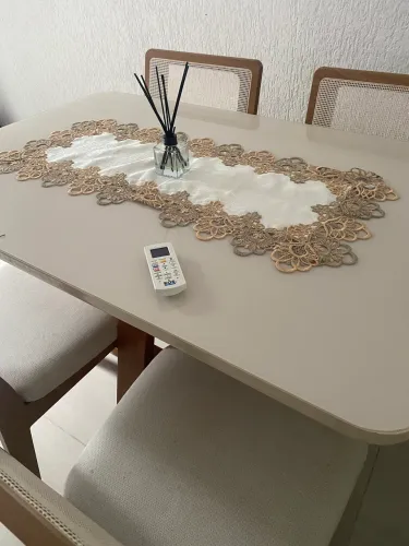 Mesa com 4 cadeiras 