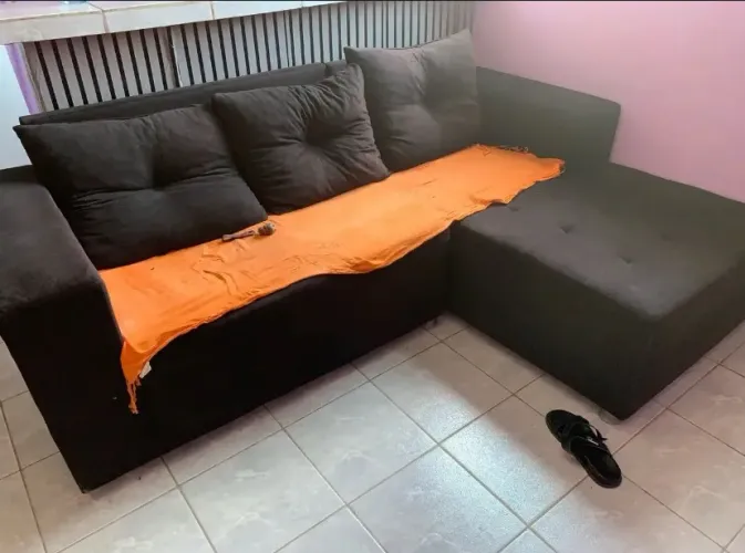 Sofá preto de 3 lugares
