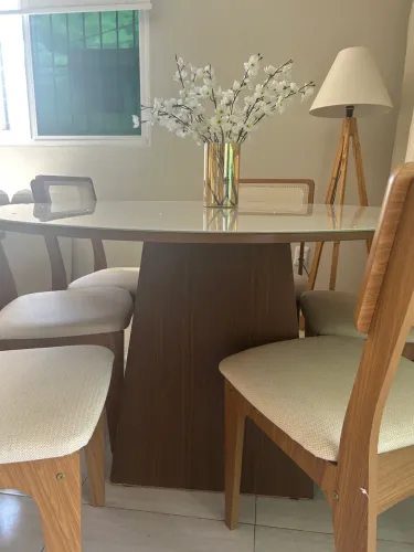 Conjunto mesa de 6 lugares e 6 cadeiras