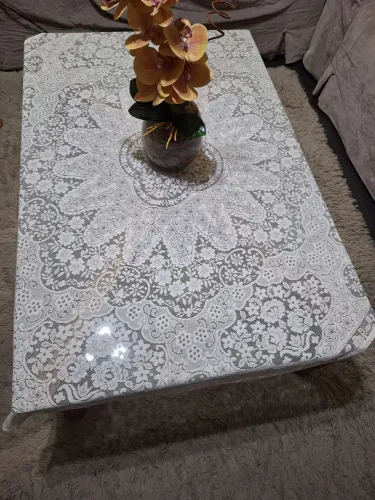Mesa de Centro com Tampo de Vidro grosso. Medidas : C 120 X L 90 X A 40 mais arranjo