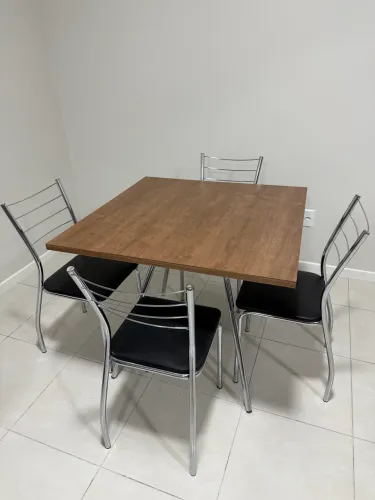 Mesa 4 cadeiras em aço inox Carraro
