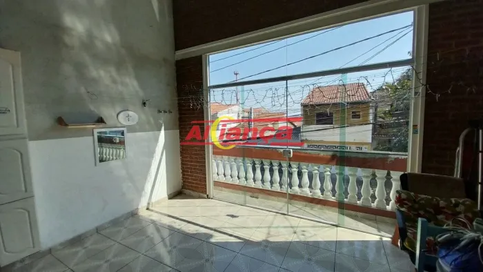 Casa assobradada, 3 dormitórios, 2 banheiros, 1 vaga no Continental II - Guarulhos