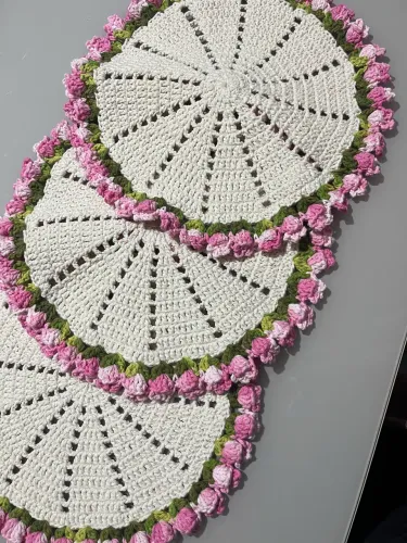 Sousplat Floral em Crochê com Tulipas - Mesa Posta Artesanal