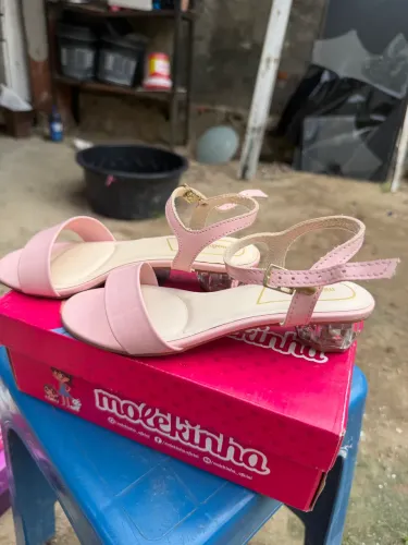 Vendo sandália tamanho 31 semi novas 