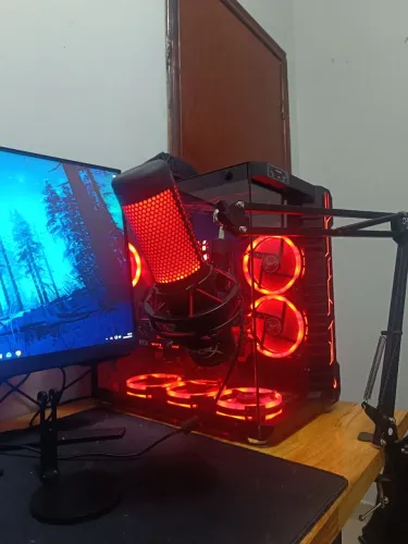 Kit Gamer Microfone HyperX QuadCast Red + Braço Articulado + Suporte de Mesa