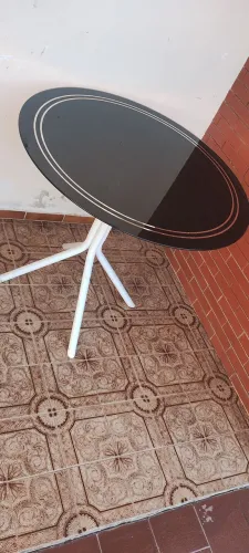 Mesa de alumínio com tampo de vidro redondo
