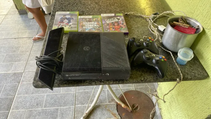 Xbox 360 + Kinect + 5 jogos