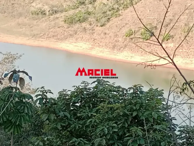 Chacara em Jambeiro com 3000 mil metros de terreno, na beirada da represa, casa com 02 dor