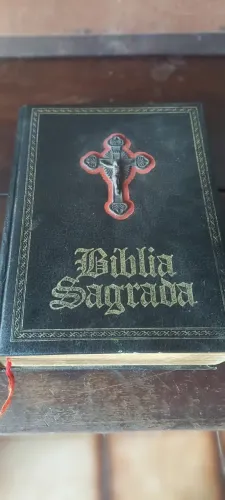 Bíblia Sagrada com Capa em Couro e Escultura de Crucifixo em Auto Relevo e Ilustrações. 