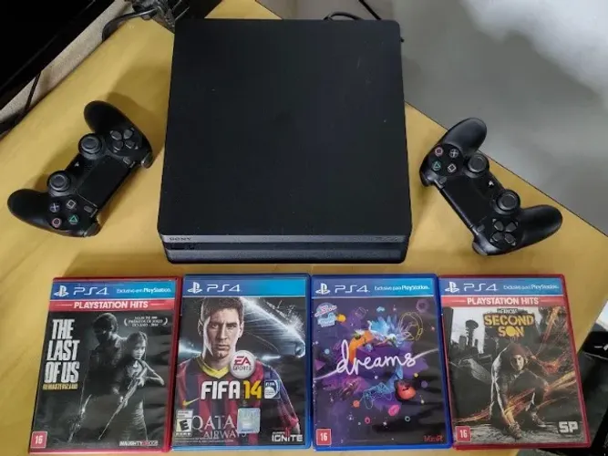 PS4 COM 4 JOGOS 2 CONTROLES ORIGINAIS