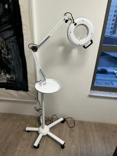 Lupa de Alumínio LED c/ Bandeja Tripé Autovolt - Lupas e Luminárias Estética - Estek