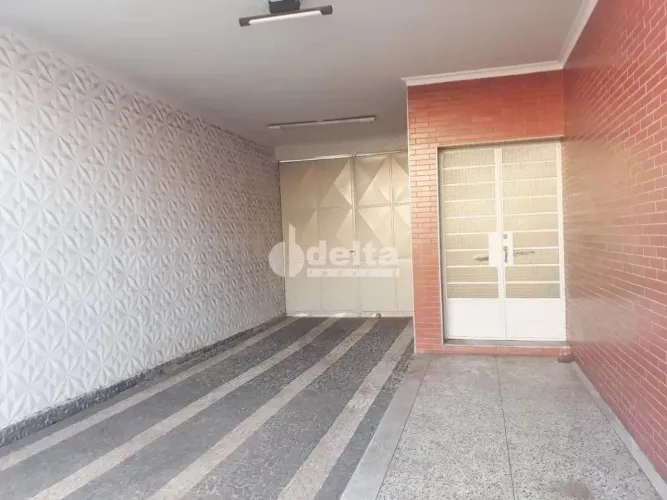 Casa comercial disponível para locação no bairro Centro em Uberlândia-MG